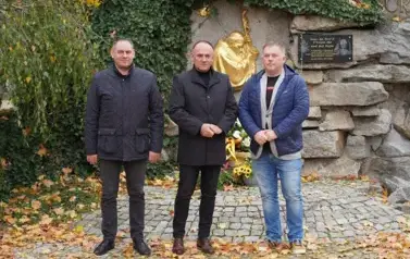DELEGACJA SAMORZĄDU POWIATU KOZIENICKIEGO UCZCIŁA DZIEŃ PAPIEŻA JANA PAWŁA II 3