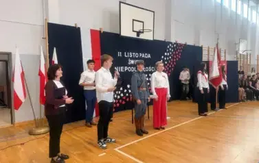 W HOŁDZIE LEGIONOM POLSKIM - SZKOLNE OBCHODY DNIA PATRONA 7