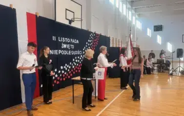 W HOŁDZIE LEGIONOM POLSKIM - SZKOLNE OBCHODY DNIA PATRONA 8