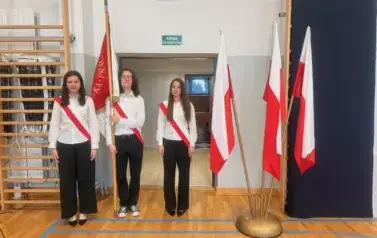 W HOŁDZIE LEGIONOM POLSKIM - SZKOLNE OBCHODY DNIA PATRONA 10