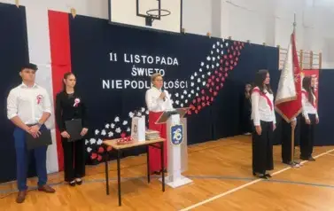 W HOŁDZIE LEGIONOM POLSKIM - SZKOLNE OBCHODY DNIA PATRONA 11