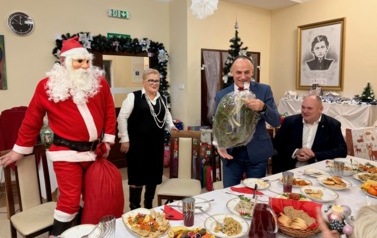 2025.12.19 - &bdquo;GDY PRZY WIGILIJNYM STOLE SPOTYKAJĄ SIĘ SERCA - ŚWIĄTECZNE SPOTKANIE W DPS W KOZIENICACH&rdquo; 5