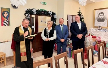 2025.12.19 - &bdquo;GDY PRZY WIGILIJNYM STOLE SPOTYKAJĄ SIĘ SERCA - ŚWIĄTECZNE SPOTKANIE W DPS W KOZIENICACH&rdquo; 10