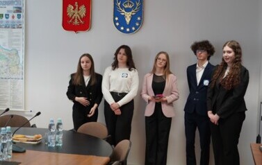 19.02.2026 - MŁODOŚĆ, WIEDZA I FINANSE &ndash; INNOWACYJNA LEKCJA UCZNI&Oacute;W ZIELONEGO LO 4