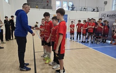 09.03.2026 - MŁODE SIATKARSKIE TALENTY W AKCJI - PEŁEN SPORTOWYCH EMOCJI TURNIEJ CZW&Oacute;REK W PSP NR 3 19