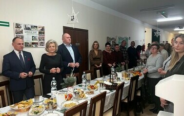 ŚWIĄTECZNE SPOTKANIE W DOMU POMOCY SPOŁECZNEJ 4