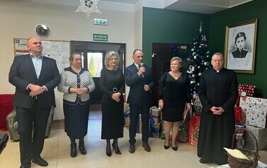 ŚWIĄTECZNE SPOTKANIE W DOMU POMOCY SPOŁECZNEJ 5