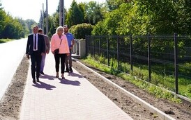 16.09.2026 - NOWE CHODNIKI W GNIEWOSZOWIE I ZAJEZIERZU. KOLEJNE INWESTYCJE POWIATU ZREALIZOWANE 7