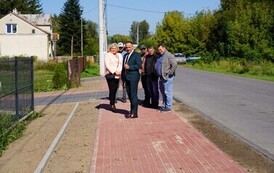 16.09.2026 - NOWE CHODNIKI W GNIEWOSZOWIE I ZAJEZIERZU. KOLEJNE INWESTYCJE POWIATU ZREALIZOWANE 10