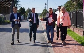 16.09.2026 - NOWE CHODNIKI W GNIEWOSZOWIE I ZAJEZIERZU. KOLEJNE INWESTYCJE POWIATU ZREALIZOWANE 24