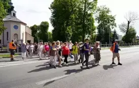 KOZIENICKA &bdquo;OSIEMNASTKA&rdquo; WYRUSZYŁA NA PIELGRZYMI SZLAK 11
