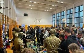 Prezentują możliwości pracy w służbach mundurowych uczniom Zespołu Szk&oacute;ł nr 1 w Kozienicach