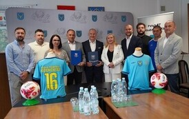 03.07.2026 - UMOWA Z MAZOWIECKIM ZWIĄZKIEM PIŁKI NOŻNEJ PODPISANA. POWIAT KOZIENICKI INWESTUJE W MŁODYCH PIŁKARZY. 1