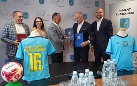 03.07.2026 - UMOWA Z MAZOWIECKIM ZWIĄZKIEM PIŁKI NOŻNEJ PODPISANA. POWIAT KOZIENICKI INWESTUJE W MŁODYCH PIŁKARZY. 2
