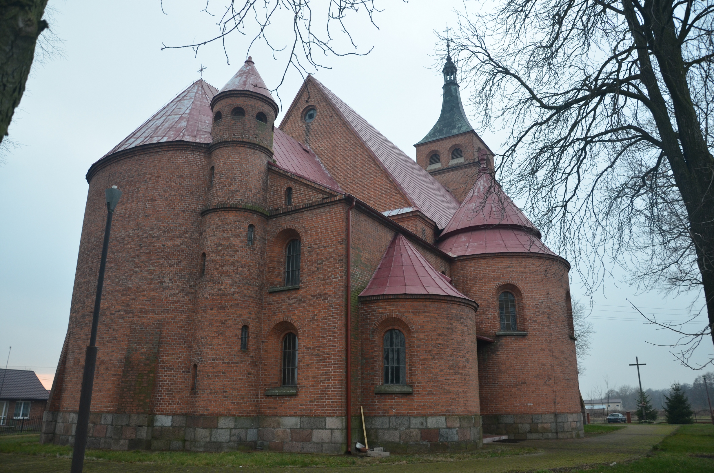 Kości&oacute;ł parafialny p.w. Najświętszego Serca Jezusowego i św. Leonarda w Brzeźnicy