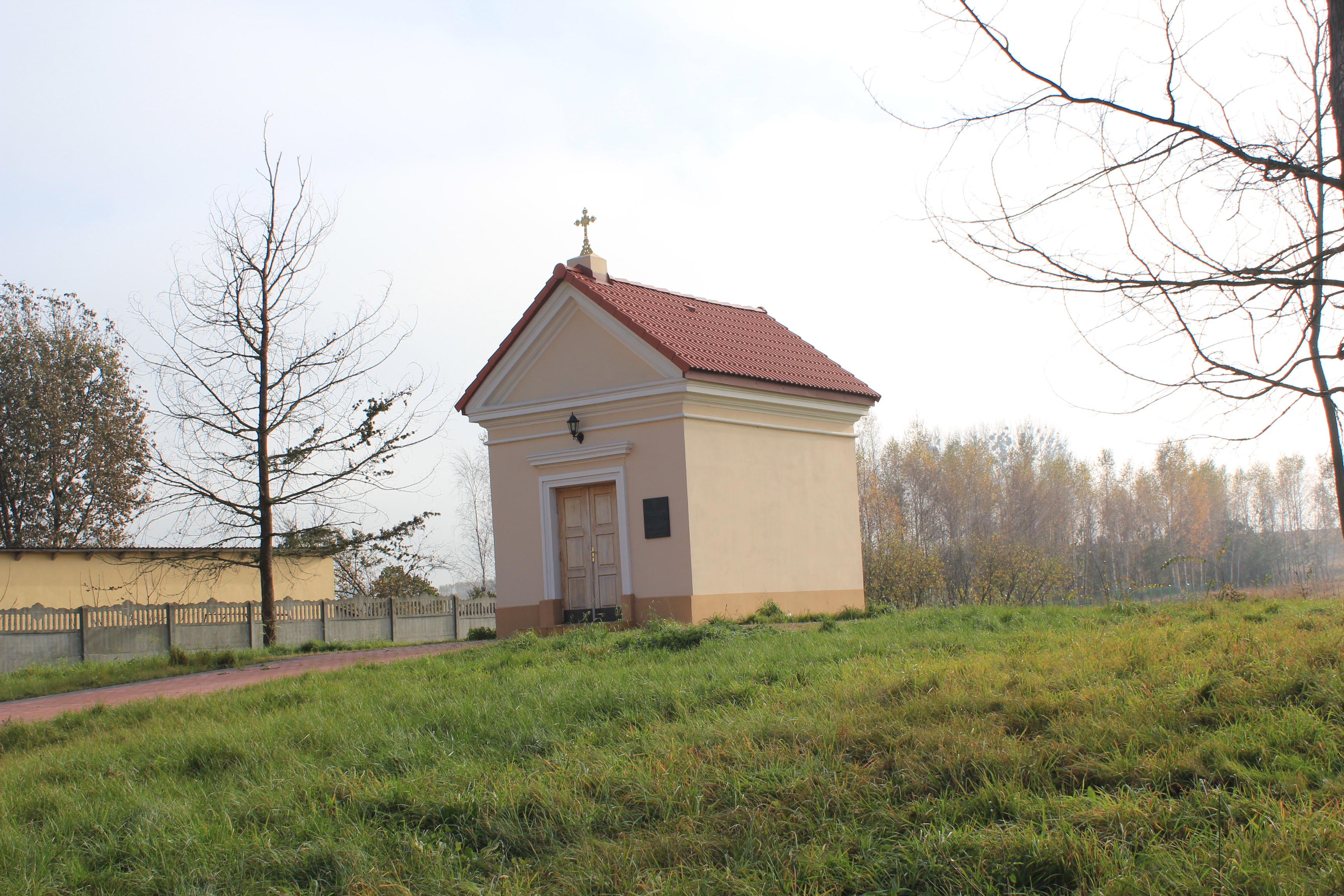 Budynek kaplicy &ndash; skarbczyka z 4 ćw. XVIII w. w Brz&oacute;zie