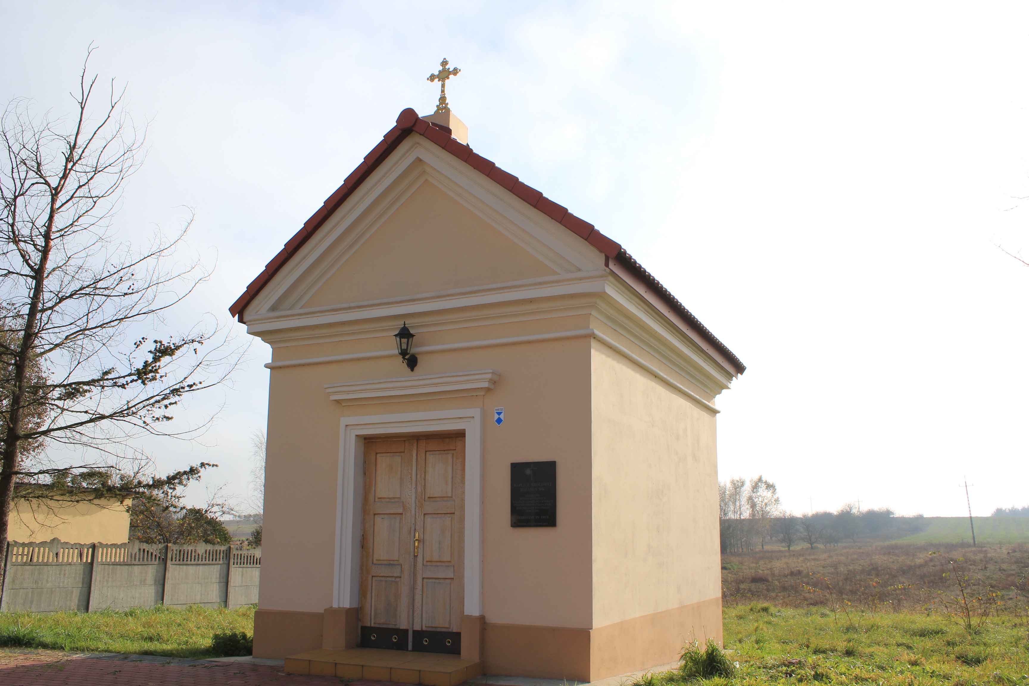 Budynek kaplicy – skarbczyka z 4 ćw. XVIII w. w Brzózie Budynek kaplicy – skarbczyka z 4 ćw. XVIII w. w Brzózie