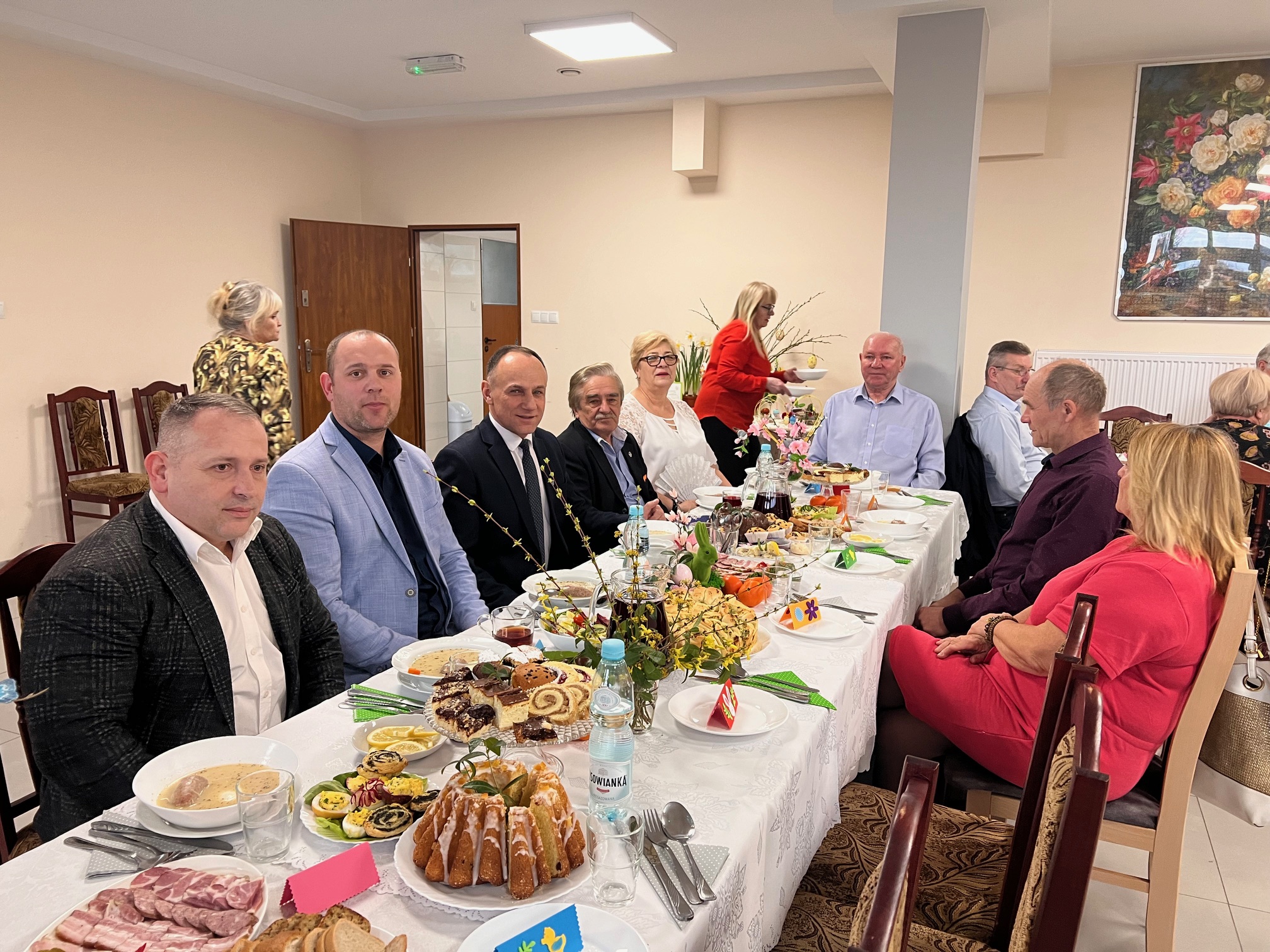 19 marca w&nbsp;Klubie Senior+ w&nbsp;Głowaczowie zorganizowane zostało przedświąteczne spotkanie. Na zaproszenie Kierownika Klubu Sylwestra Gałka, wzięli w&nbsp;nim udział r&oacute;wnież Starosta Kozienicki Krzysztof Wolski oraz&nbsp;Burmistrz Miasta i&nbsp;Gminy Głowacz&oacute;w Hubert Czubaj, kt&oacute;rzy w&nbsp;związku ze zbliżającymi się Świętami Wielkanocnymi, przekazali zebranym wiele serdecznych sł&oacute;w i&nbsp;życzeń. Starosta, na&nbsp;ręce Kierownika Klubu, wręczył okolicznościowy upominek. 	Spotkanie zakończył wsp&oacute;lny poczęstunek, złożony z&nbsp;tradycyjnych, wielkanocnych potraw i&nbsp;przekąsek, przygotowany przez Członk&oacute;w Klubu Senior+.