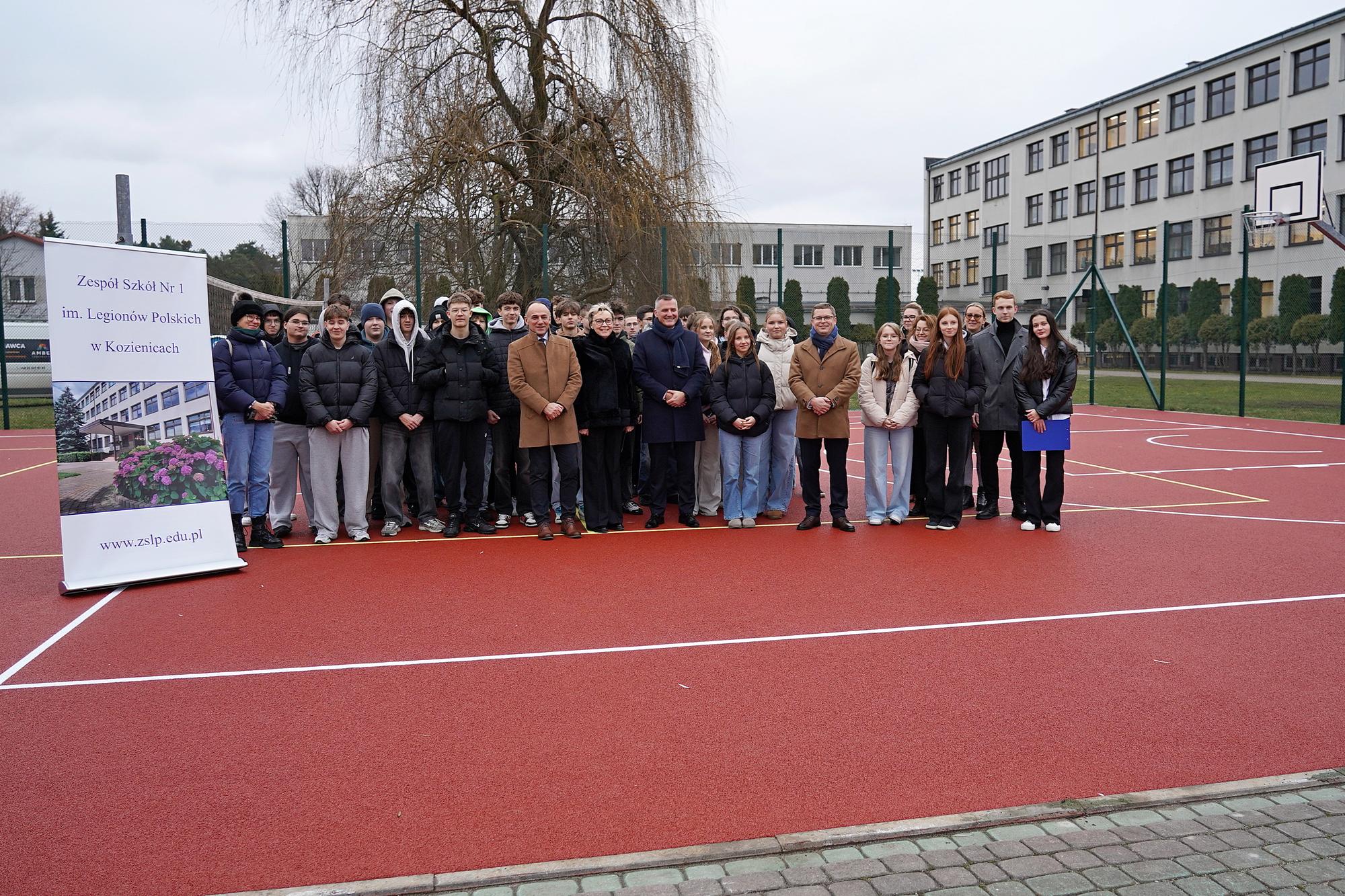 PRZEBUDOWANE BOISKO PRZY ZS NR 1 JUŻ SŁUŻY UCZNIOM