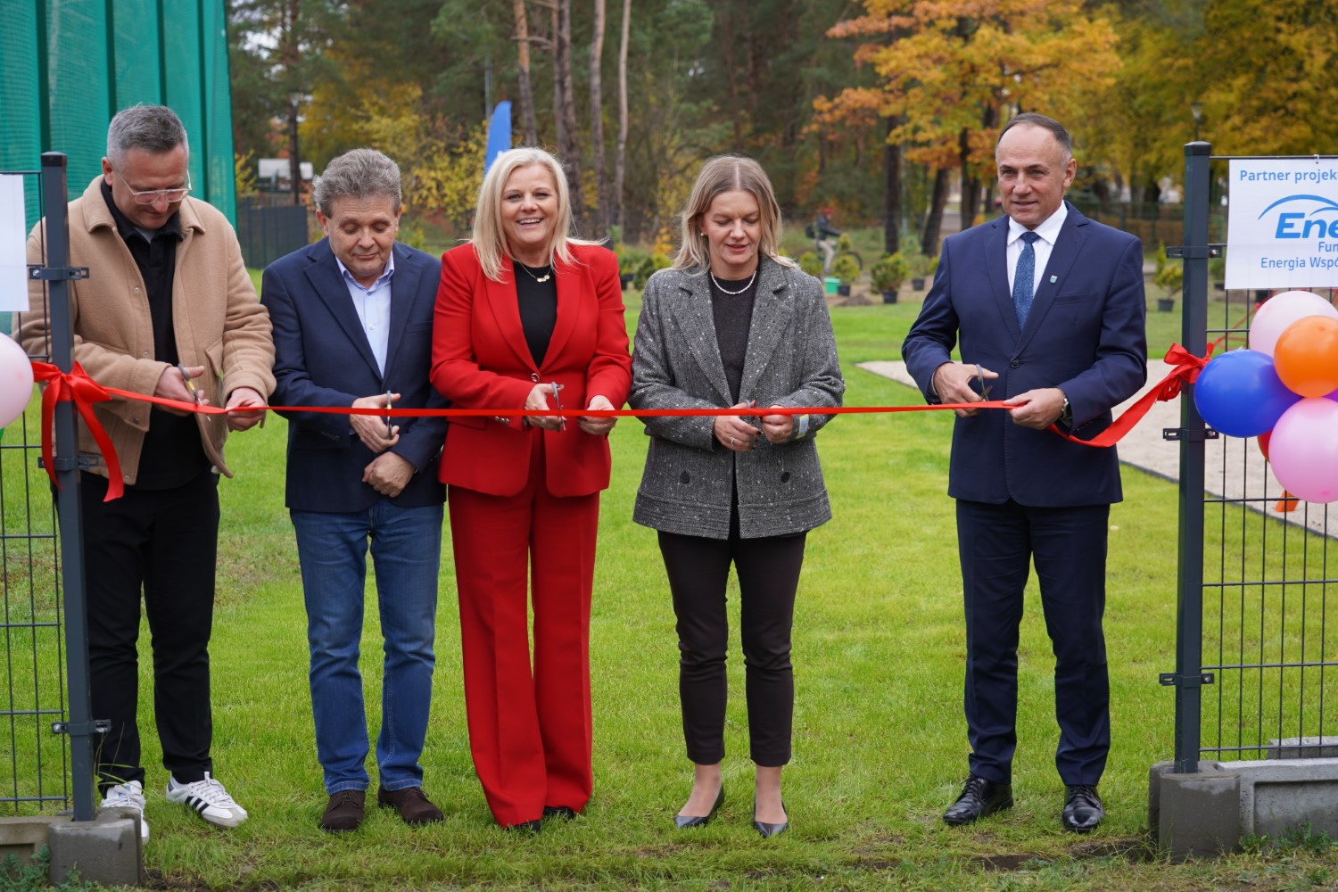otwarcie nowego placu zabaw, kt&oacute;ry powstał dzięki wsparciu Fundacji Enea &ndash; Energia Wsp&oacute;lnoty.