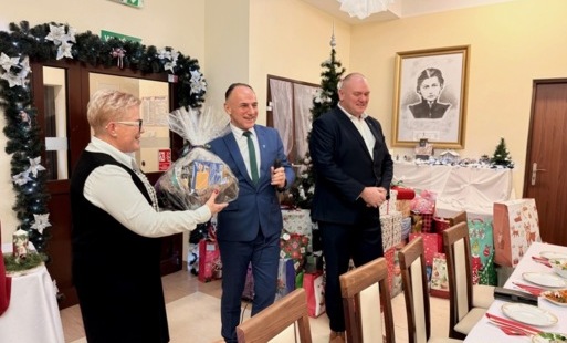 „GDY PRZY WIGILIJNYM STOLE SPOTYKAJĄ SIĘ SERCA - ŚWIĄTECZNE SPOTKANIE W DPS W KOZIENICACH”