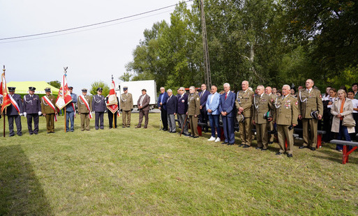 UROCZYSTOŚCI PATRIOTYCZNE PRZY POMNIKU KPR. M. OKURZAŁEGO W ZAJEZIERZU